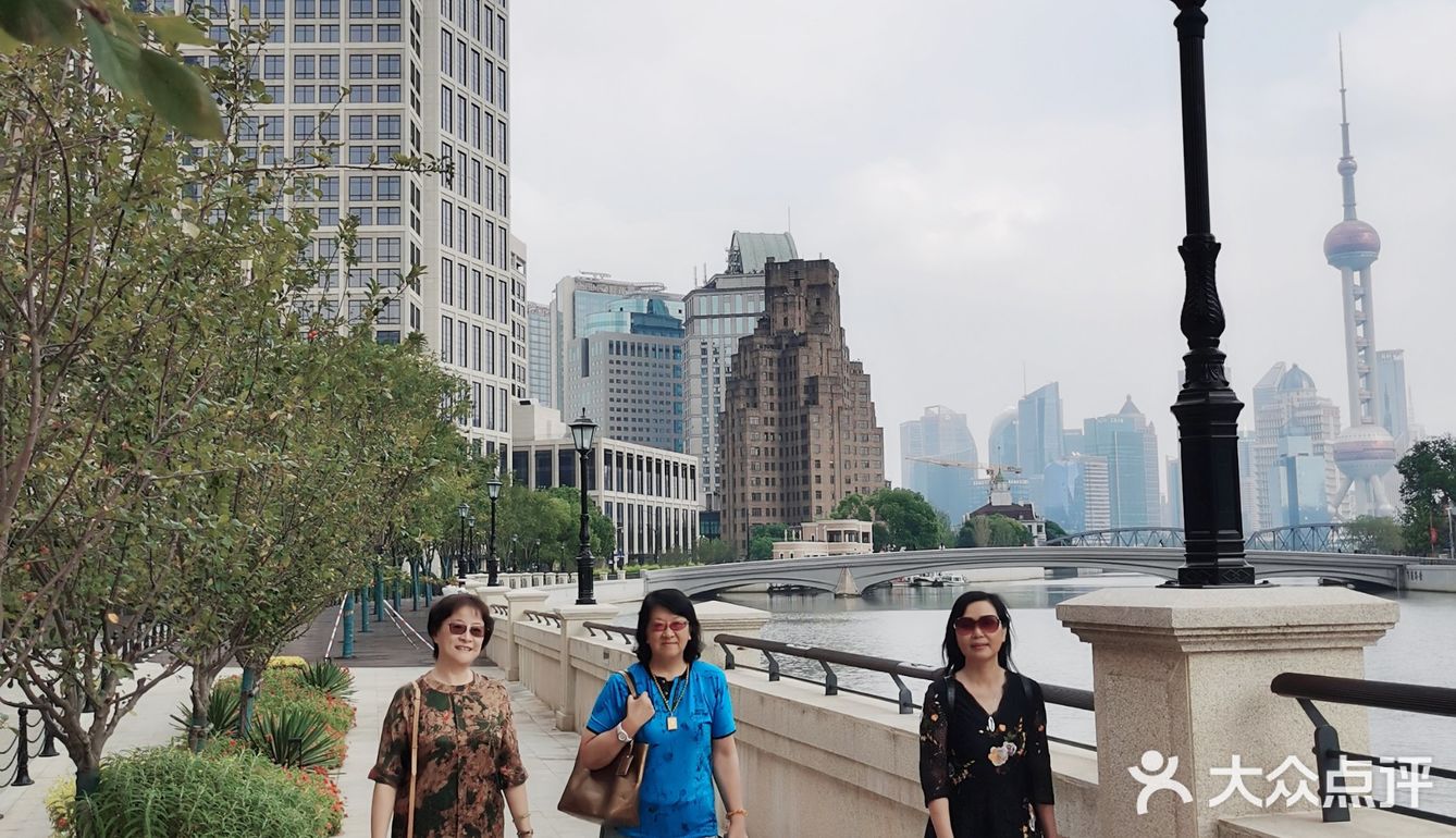心仪已久，在苏州河边午餐，餐后散步時眺望咖啡馆二楼