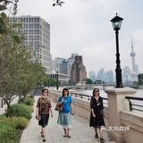 心仪已久，在苏州河边午餐，餐后散步時眺望咖啡馆二楼