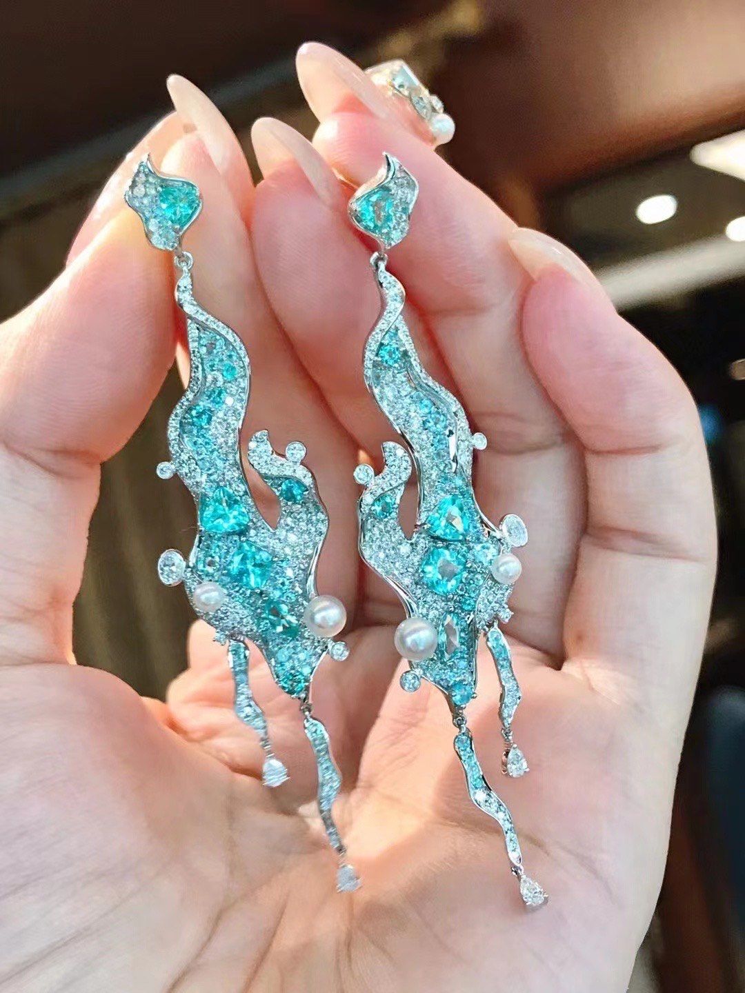 清风晨露✨绝美帕拉伊巴钻石耳环
断货