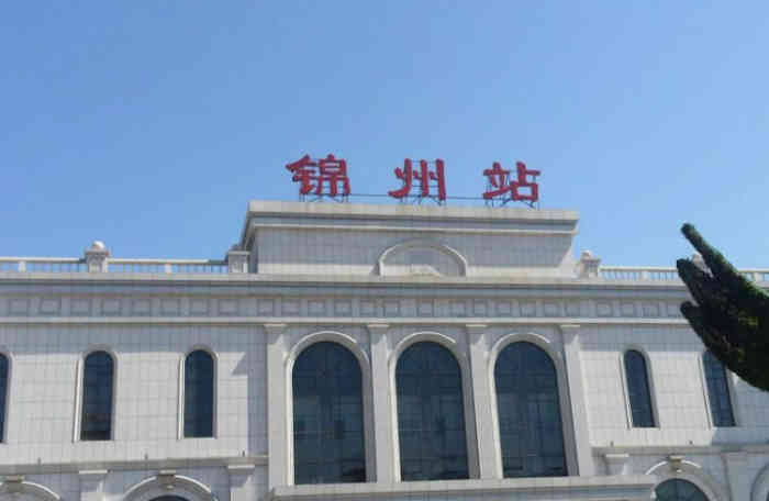 锦州火车站-"这是晚上六点半的车站人潮汹涌的春运继.