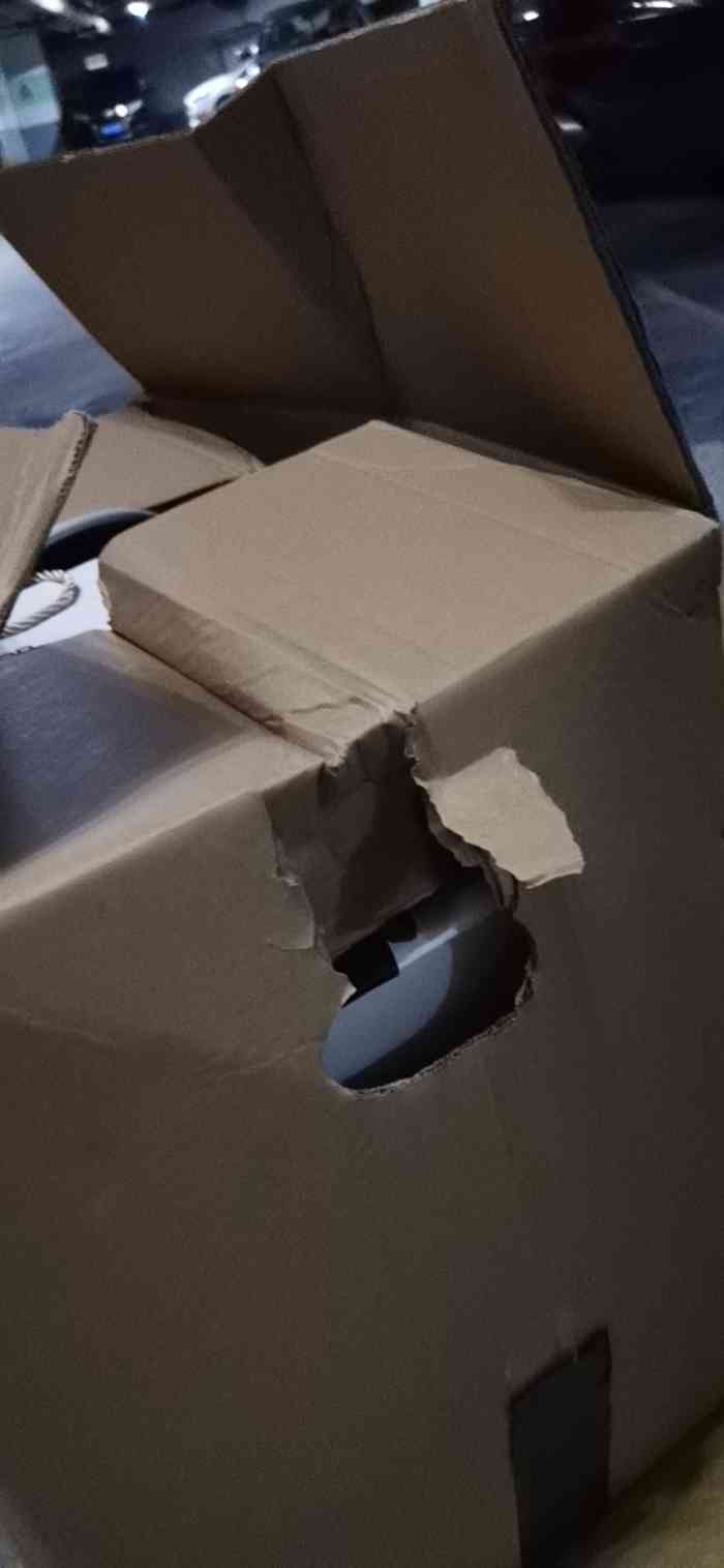 打分 纸箱质量奇差无比,一拉就破,卖的还贵,骗一个是一个,大家千万别
