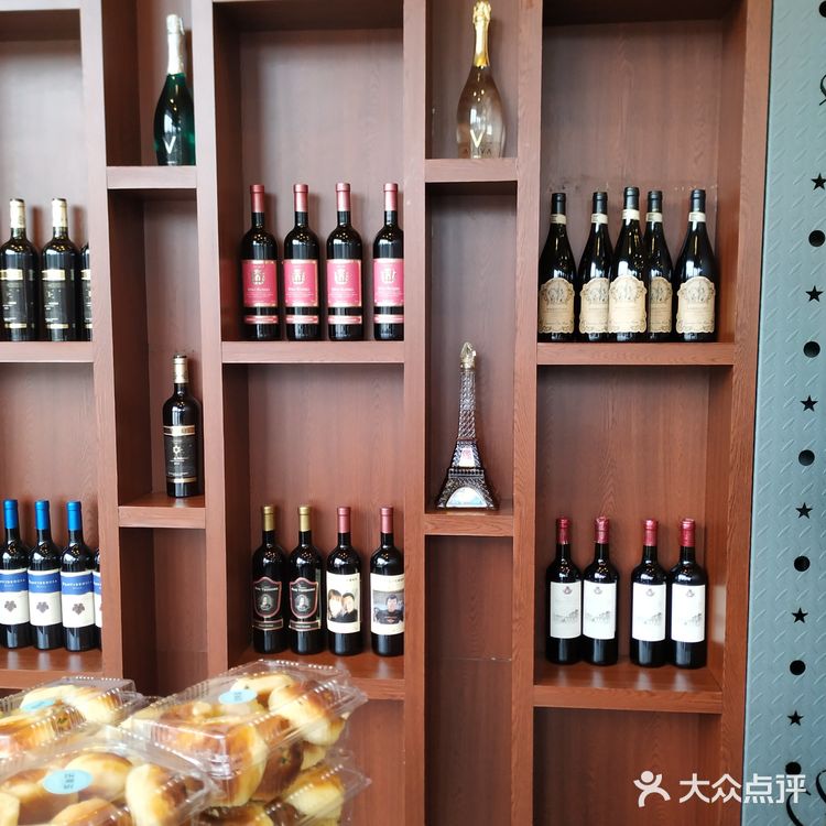 一面墙上有酒的装饰，里面靠窗的一面还有休息用餐区