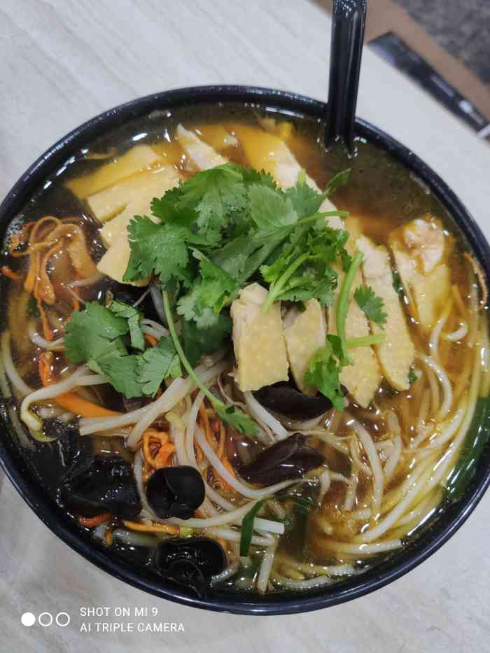 谭仔三哥云南米线-"下雨天,来一份什么都有的米粉,最棒了!说.