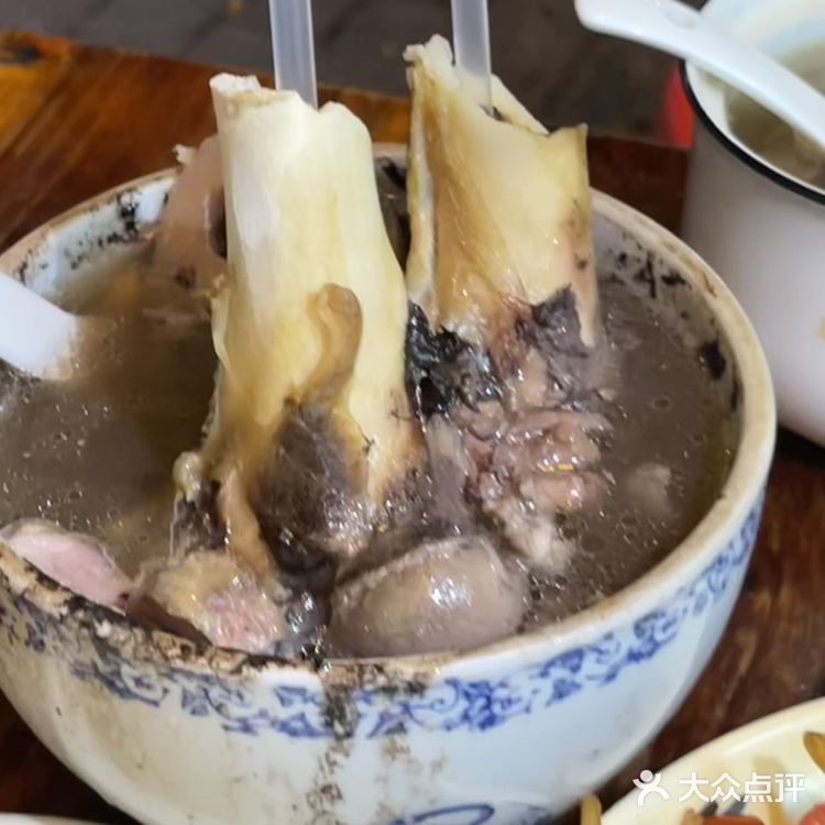 在南宁本地人都爱这么吃的老牌炖盅……



