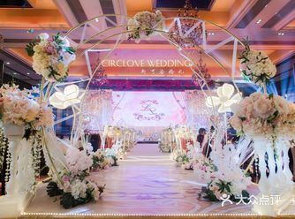 星与月，你与我，都被匿藏在这片温柔的香槟色中。