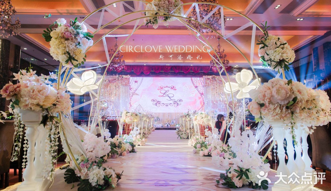 星与月，你与我，都被匿藏在这片温柔的香槟色中。