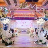 星与月，你与我，都被匿藏在这片温柔的香槟色中。