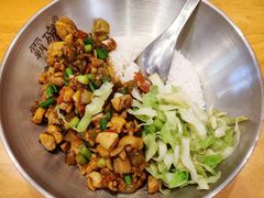 酸辣鸡丁拼酸豆角肉末-霸碗盖码饭(长沙星沙吾悦店)