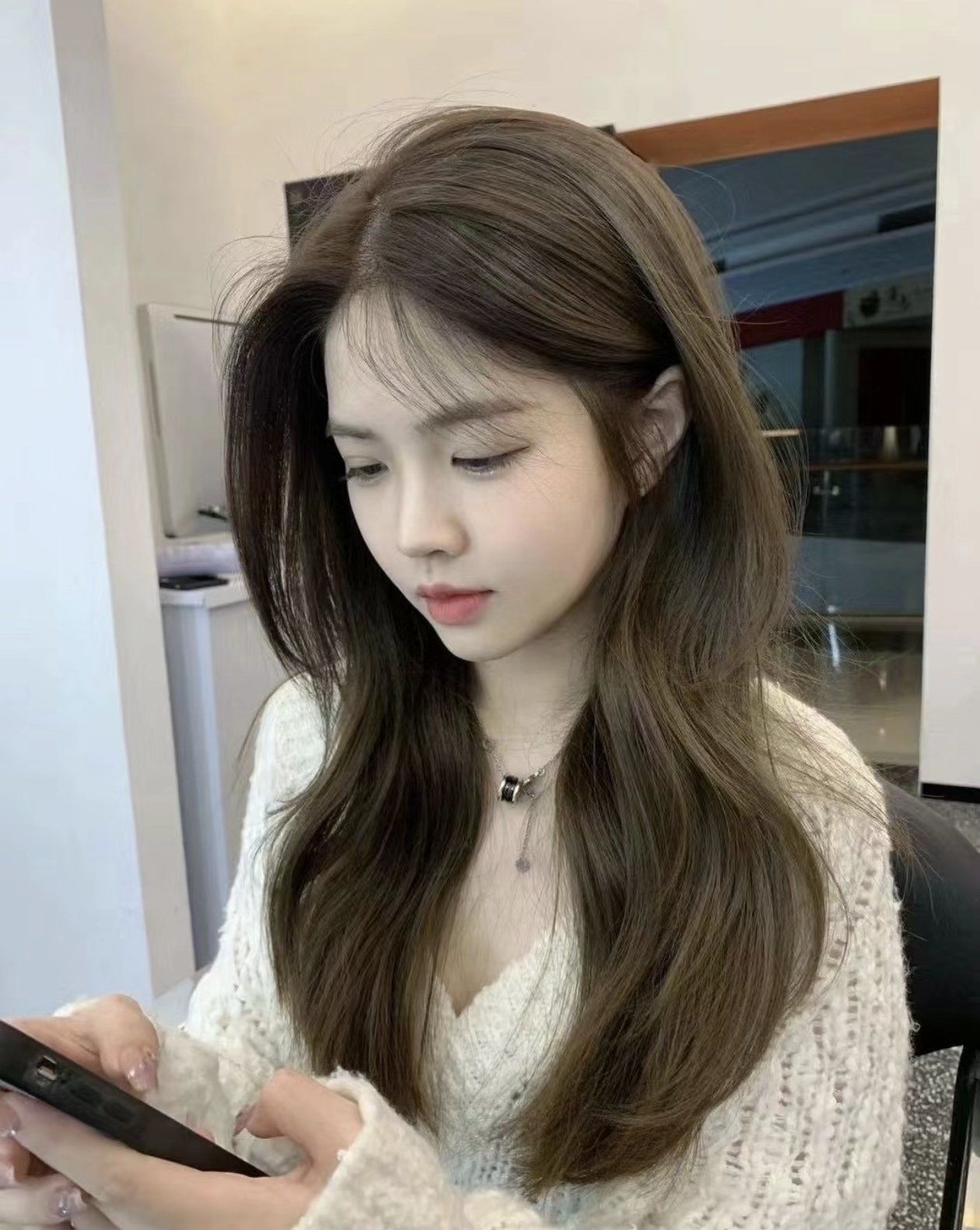 发色非常适合黄皮肤的女生,十分显白,染