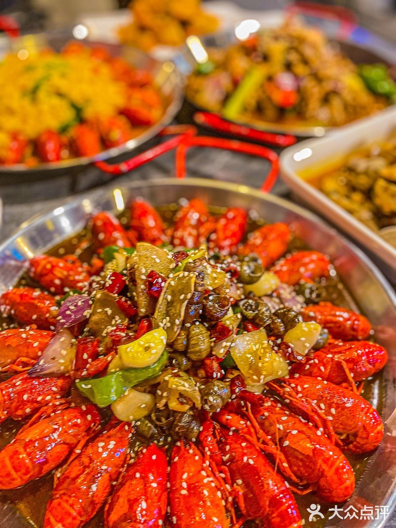 南京探店丨有剥虾师的龙虾店，你见过吗！