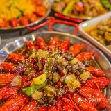 南京探店丨有剥虾师的龙虾店，你见过吗！