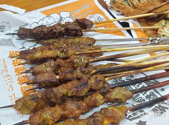 眼前这份由「新疆烤肉店」出品的烤肉串,在暖色调的映衬