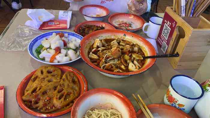 老三样·博物美食馆(北京东路店)-"青山湖大道往梦时代方向,在学校