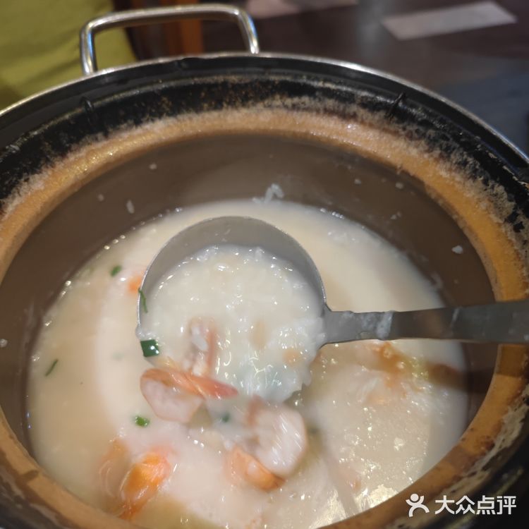 一锅暖心的基围虾砂锅粥,搭配普宁炸豆腐的绝妙