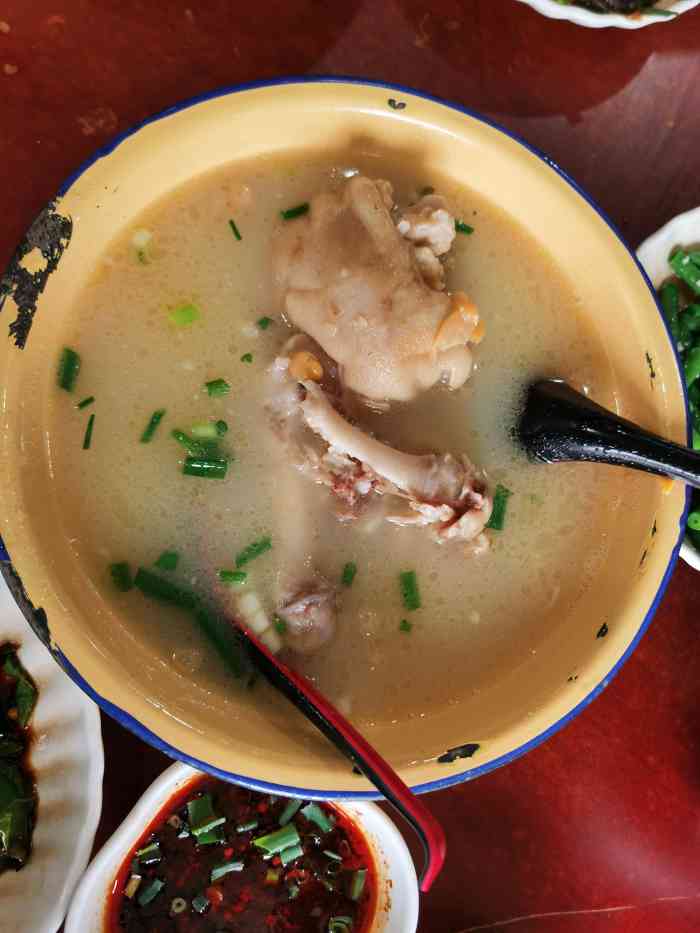 胡记蹄花汤-"网上很火的一家店,就在川美门口,招牌蛮大.