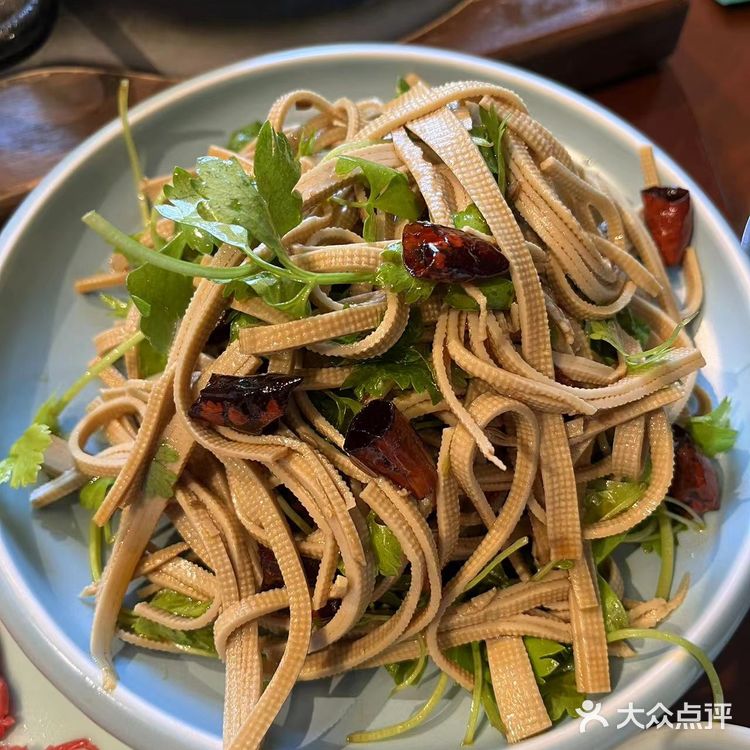 这家店不光有鲜切的牛肉羊肉还有特别好吃的凉菜