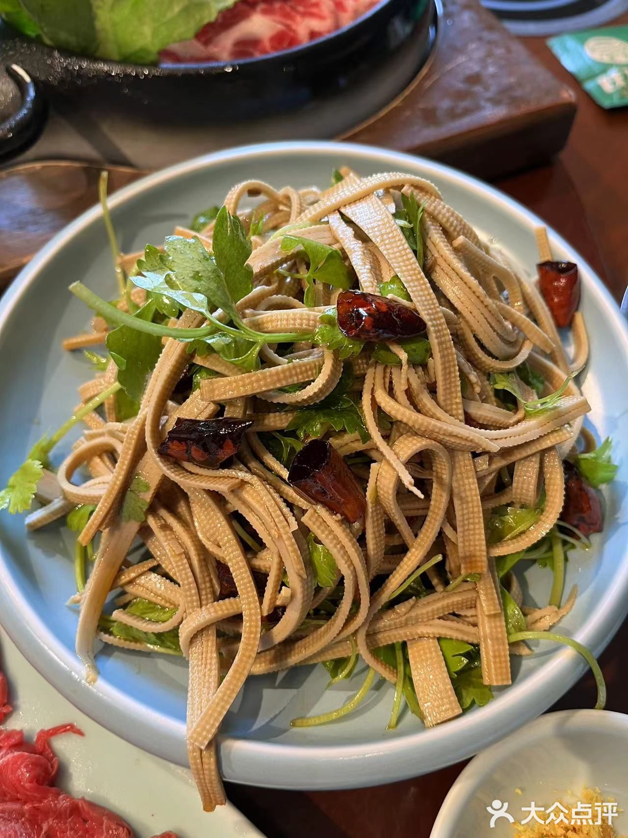 这家店不光有鲜切的牛肉羊肉还有特别好吃的凉菜