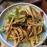这家店不光有鲜切的牛肉羊肉还有特别好吃的凉菜