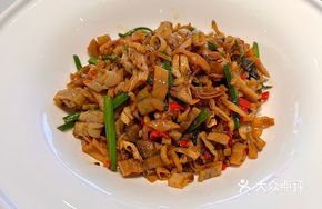 White Chili Stir-fried Fresh River Clam Meat