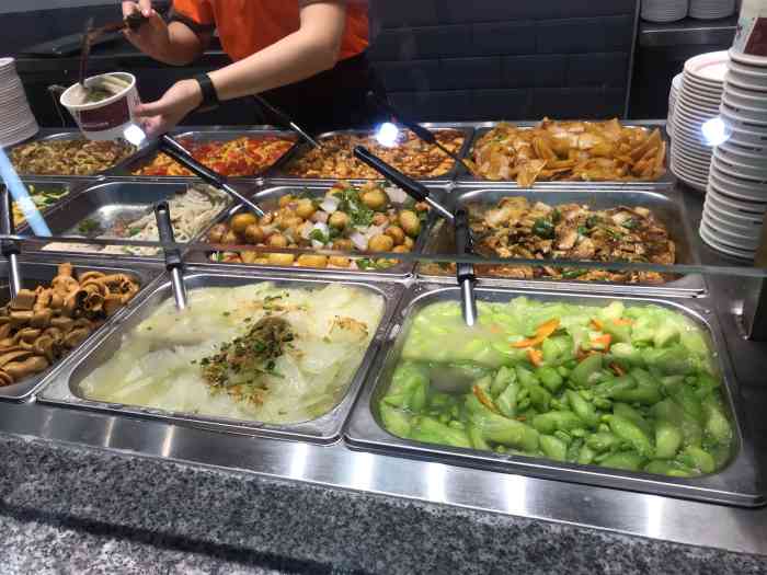 新四方大食堂(财智店)-"家门口的快餐店,生意还是不错的,平时不想.