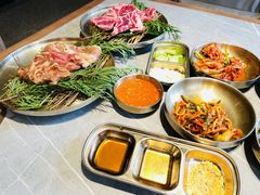 -草家酱蟹炭火烤肉店(珲春南路一店)