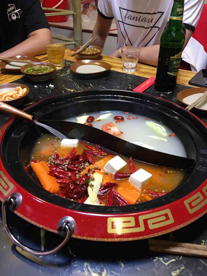 辣古坊山城火锅店-"第一次去这家店,卫生服务都很棒,虽然是晚.