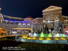 一楼中心喷泉夜景-百联奥特莱斯广场(武汉盘龙店)