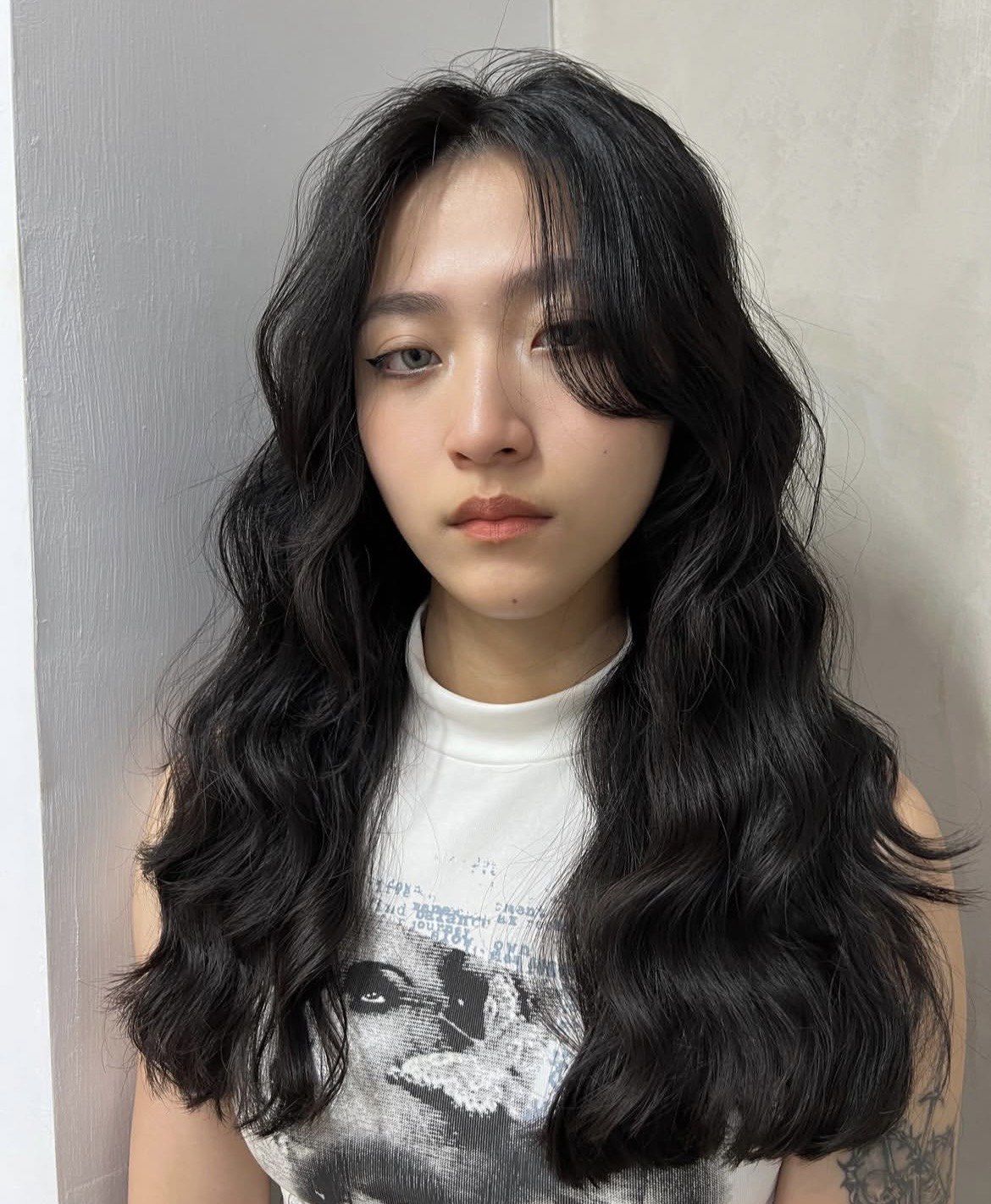 木马卷烫发是一种深受欢迎的发型,其特点在于卷度自