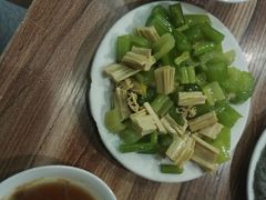 芹菜腐竹-宝瑞门钉肉饼店