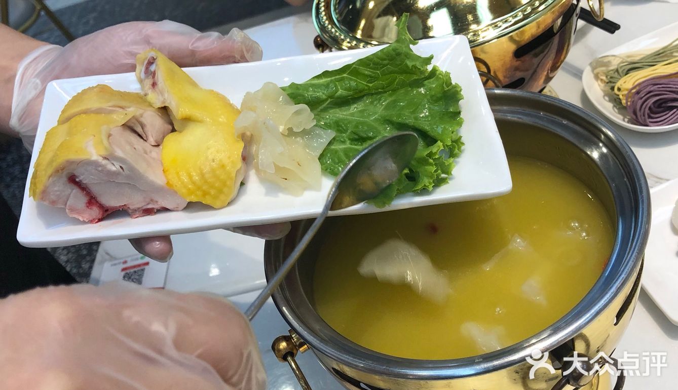 煮开之后就煮火锅了 这就跟一般的小火锅差不多了