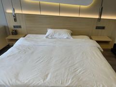 -欧辰国际酒店(重庆欢乐谷轻轨站店)
