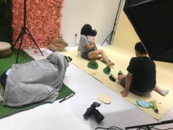 宝宝哭闹，辛苦我们敬业的金摄影了，伪装的很成功-布恩儿童摄影