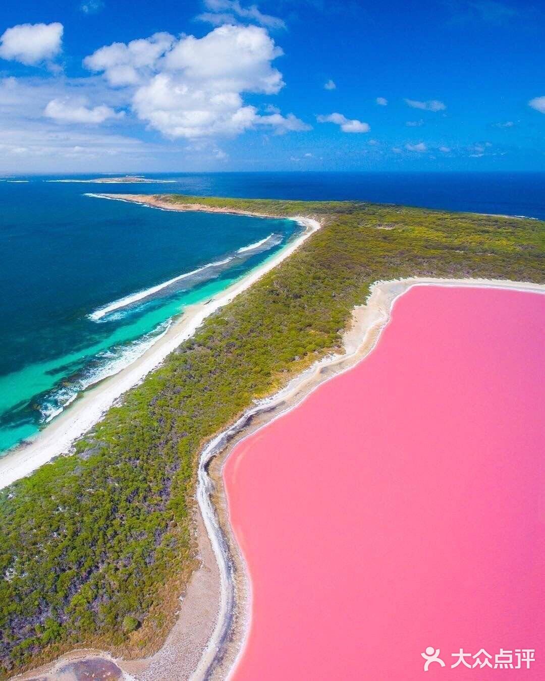 搭乘小型飞机,沿着海岸线飞行不远