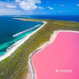 搭乘小型飞机,沿着海岸线飞行不远