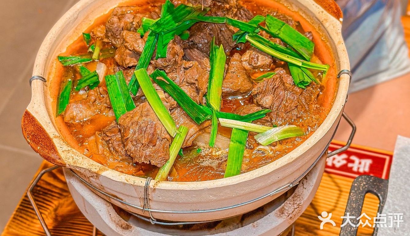 位于东明广场内 炫一口热气腾腾的美食 这一口