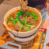 位于东明广场内 炫一口热气腾腾的美食 这一口