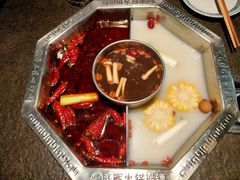 锅底做鸳鸯-旺晖本帮骨头煲·深夜火锅(梅园路店)