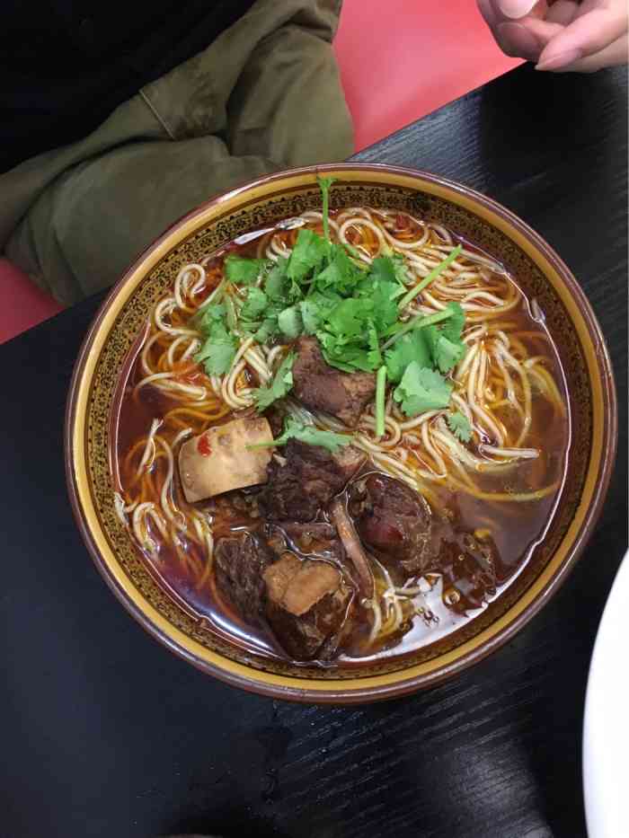 打分 宜宾燃面挺好吃的,红烧牛肉面也不错,小白菜豆腐汤有点清汤光水