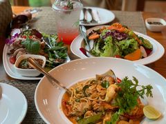 -Chom Cafe and Restaurant