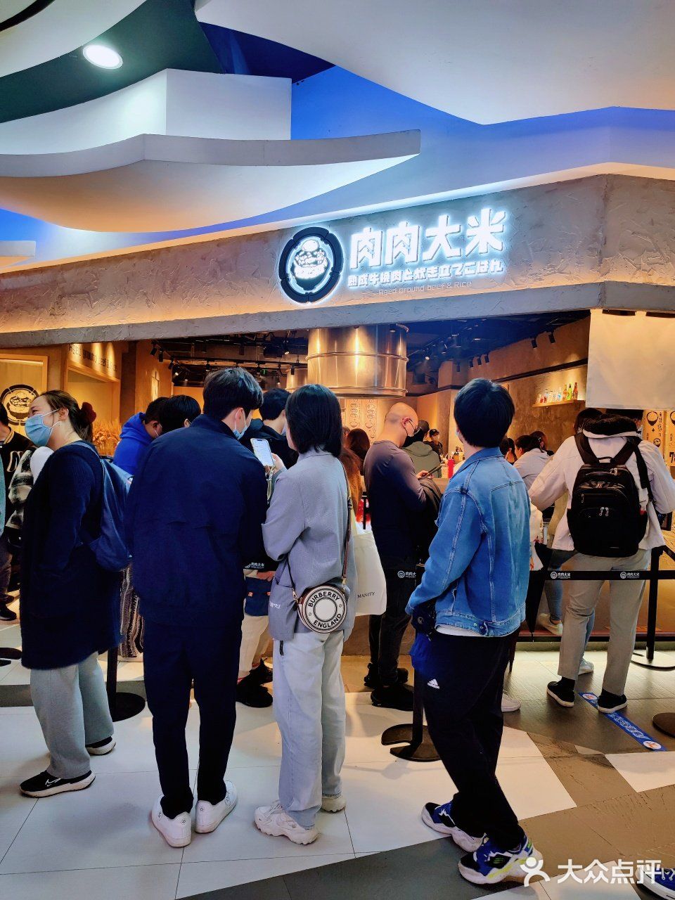 都说现在餐饮行业惨淡，可这家肉肉大米每天都大排长龙啊[嘘]