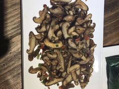 云南皱皮椒炒野生菌-滇越乘象云南餐厅(豆各庄店)