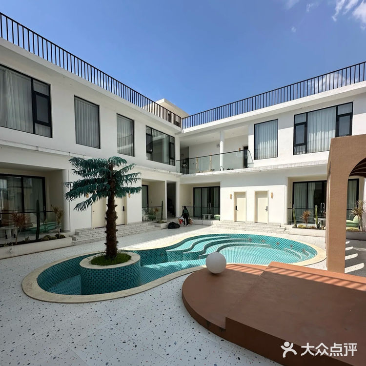 在这个咖啡店看着洱海发半天呆