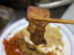烤五花肉-毛小子西昌藿香火盆烧烤(学苑路店)