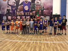 这是NBA的自由球员，来无锡～跟孩子们交流互动！-迪卡侬(观山店)