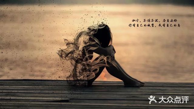 再一次端起伤心的酒杯苦涩感觉让人痛彻心扉