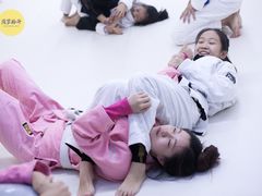 -菠萝格斗巴西柔术训练馆