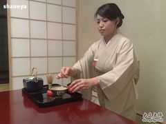 正在表演抹茶的服务员-盘古七星酒店·京都怀石花传日餐厅