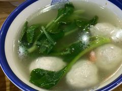 手打鱼丸汤-禧凰·老上海白斩鸡辣肉面店