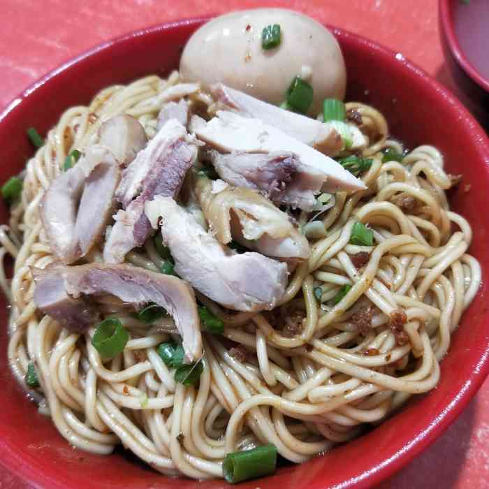 四哥卤鸡面-"四哥卤鸡面在理工算是特别火的一家店了 .