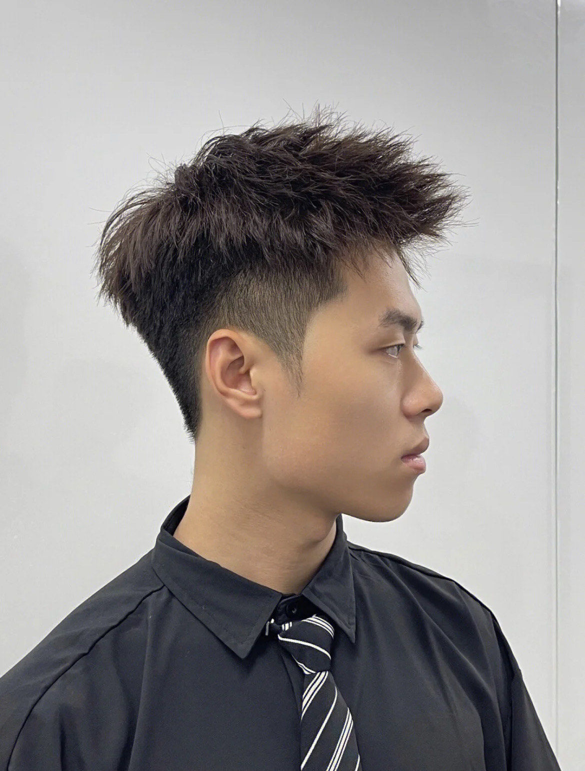 钢夹前刺 喜欢短发的男生可追
头顶做出钢夹烫 简单方便打理 吹干就